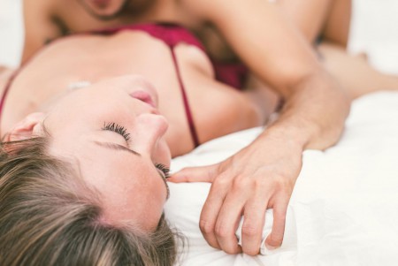 femme attentive aux sensations de son corps pendant le sexe